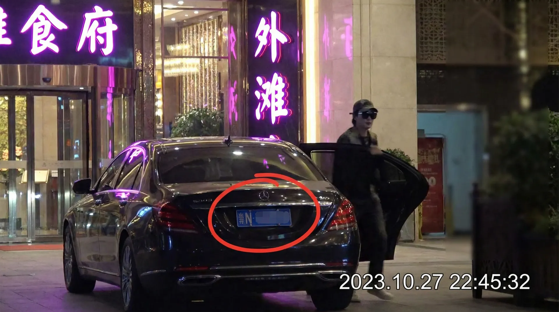 BBIN亚洲网址 - 某明星深夜现身高档餐厅被拍